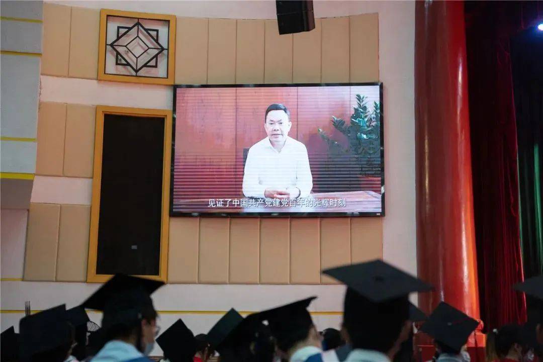 中裝建設(shè)董事長(zhǎng)莊重作為廈門大學(xué)校友代表在2022屆畢業(yè)典禮上進(jìn)行發(fā)言 